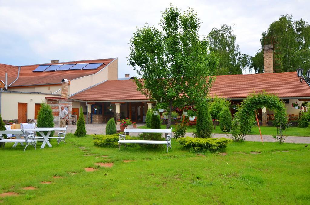 Bed and Breakfast Kakukk Panzio Nyírbátor Esterno foto