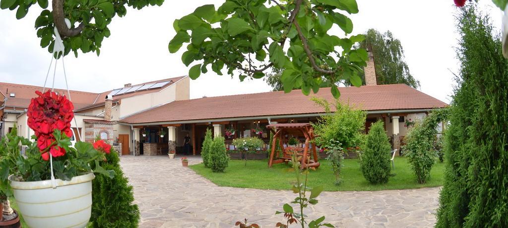 Bed and Breakfast Kakukk Panzio Nyírbátor Esterno foto